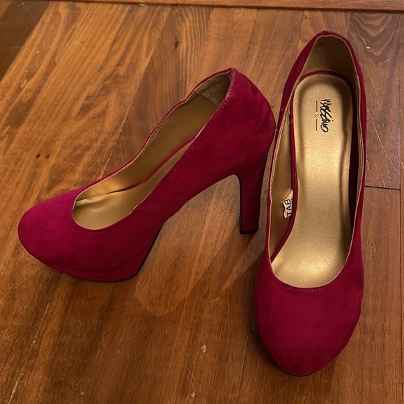 Red Suede high heel shoes. - Picture 3 of 6